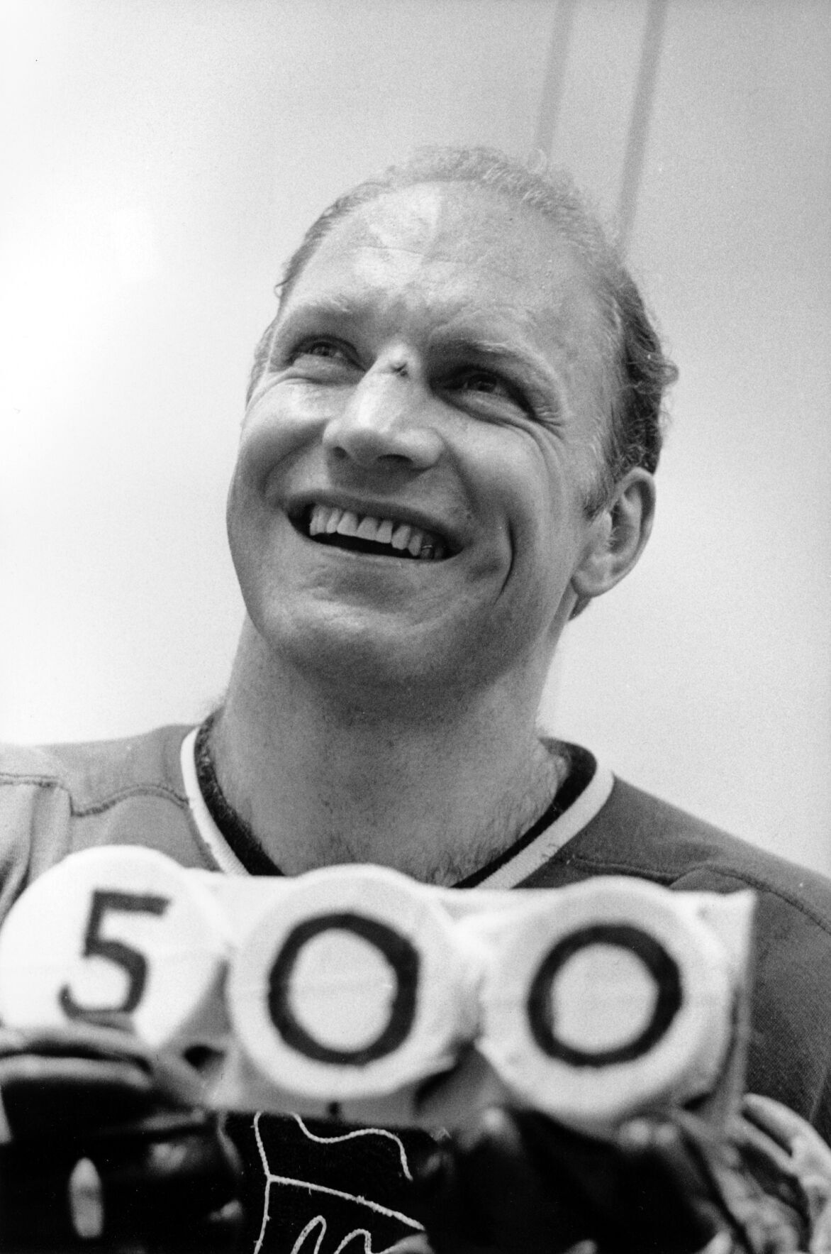 1970: Bobby Hull scores 500th goal of career
